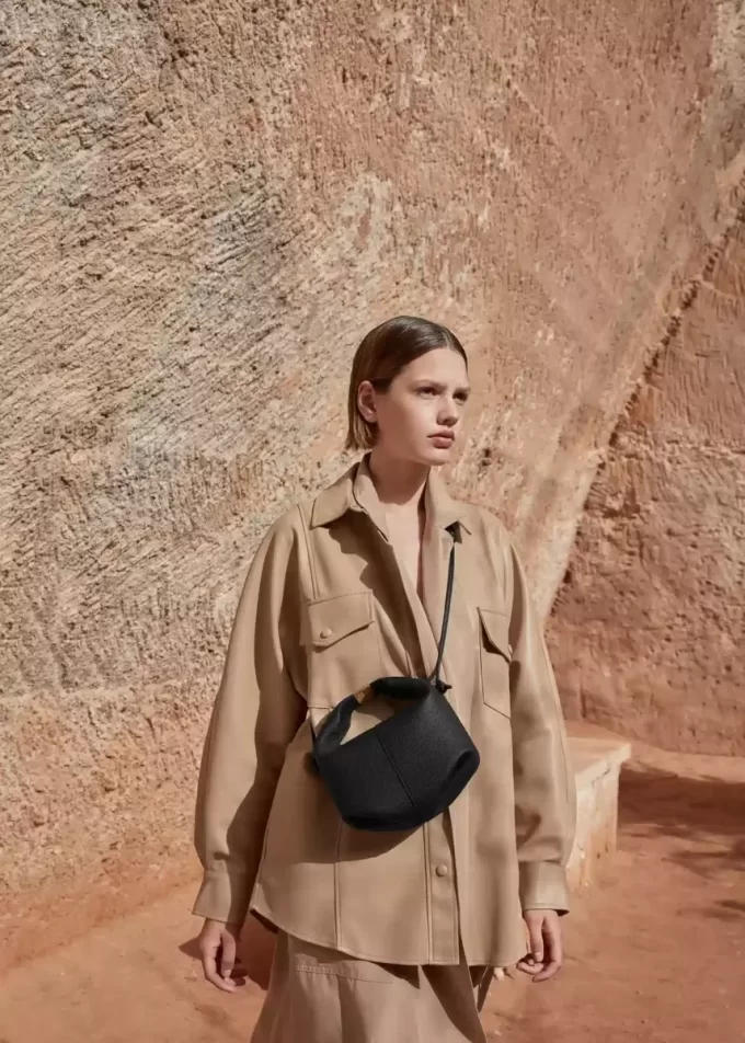 Béri Edition  Textured Black