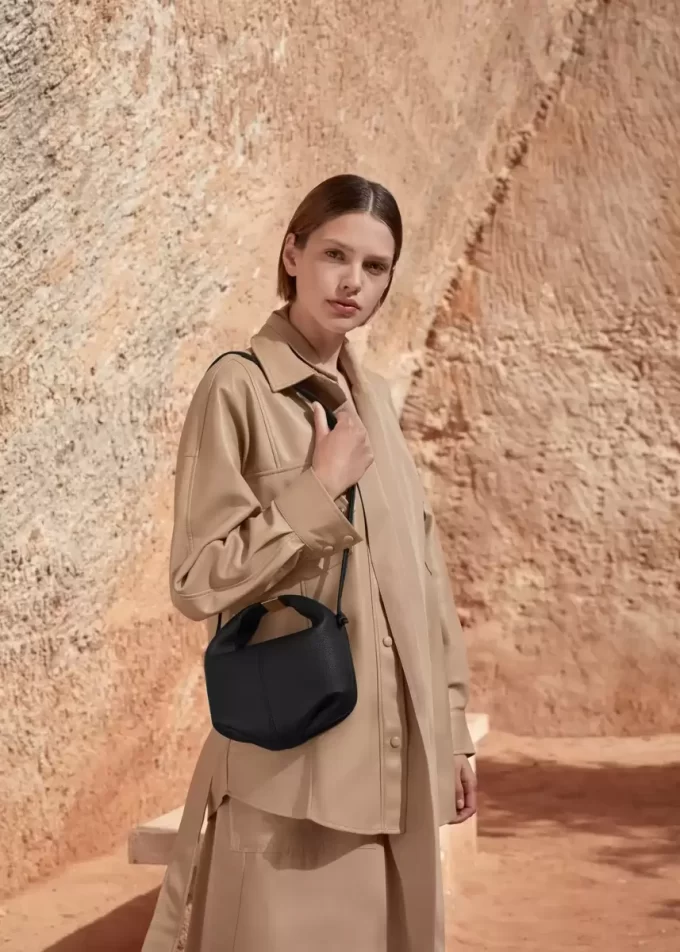 Béri Edition  Textured Black