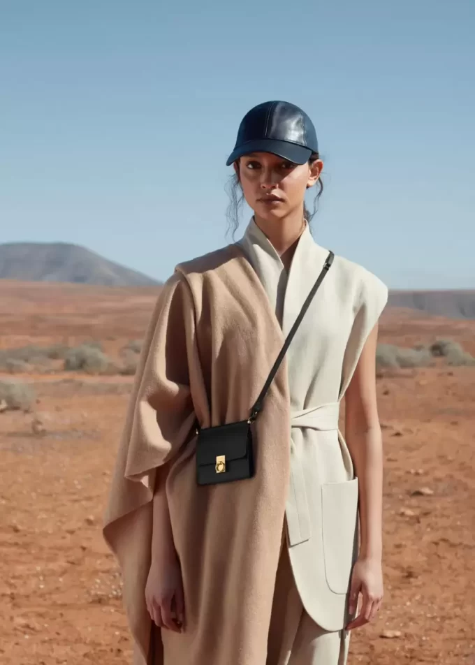 Numéro Sept Crossbody Wallet Edition  Textured Black