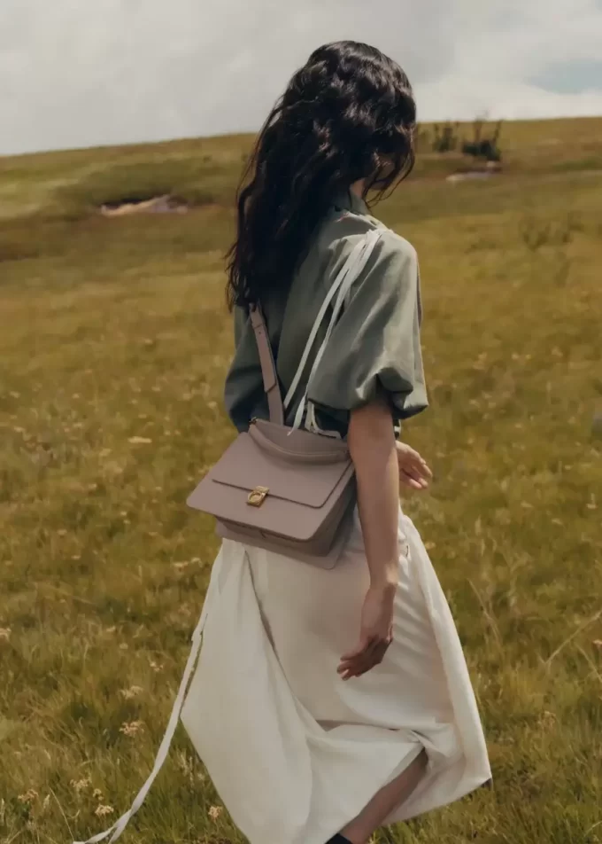 Numéro Sept Edition  Textured Taupe