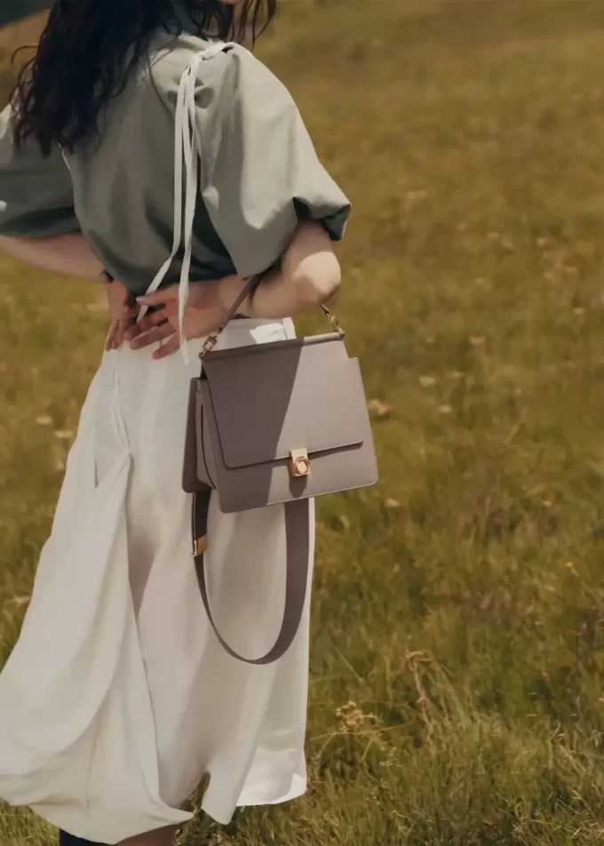 Numéro Sept Edition  Textured Taupe